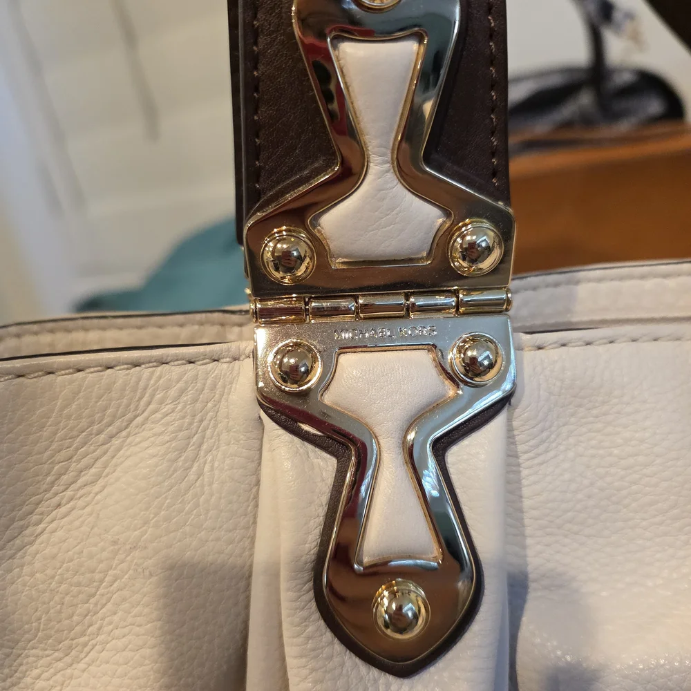 Michael Kors Cream and Brown Shoulder Bag with Gold Details - Picture 5 of 16